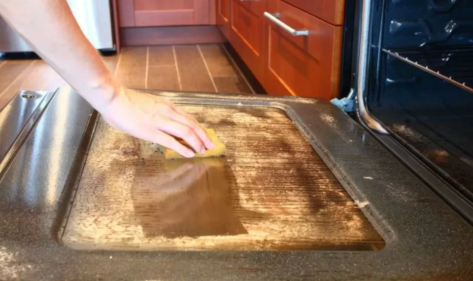 Ni detergentes ni tóxicos: la forma natural de quitarle la grasa al horno