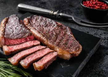 No lo haga: el peor error que muchos cometen al cocinar la carne, según la IA