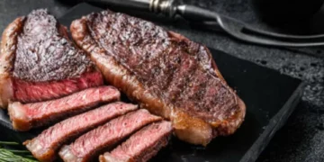 No lo haga: el peor error que muchos cometen al cocinar la carne, según la IA