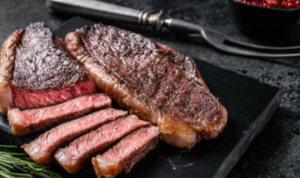 No lo haga: el peor error que muchos cometen al cocinar la carne, según la IA