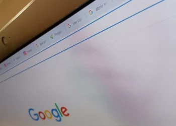 Ver contenidos trágicos, abrir varias pestañas y más hábitos innecesarios que lo cansan