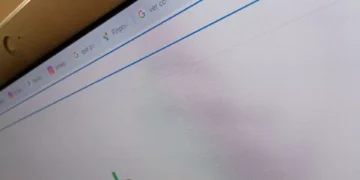 Ver contenidos trágicos, abrir varias pestañas y más hábitos innecesarios que lo cansan