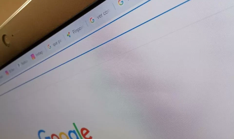 Ver contenidos trágicos, abrir varias pestañas y más hábitos innecesarios que lo cansan