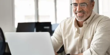 ¿Cómo se le considera a una persona de 40 años o un poco más?