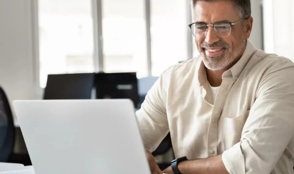 ¿Cómo se le considera a una persona de 40 años o un poco más?