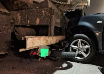 Motociclista morre após colisão envolvendo carro e caminhão estacionado em Brusque