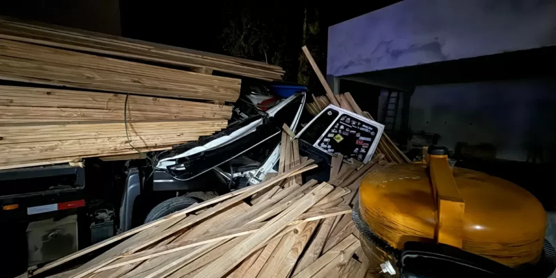 Monte de areia salva motorista de 36 anos após caminhão perder o freio em Timbó