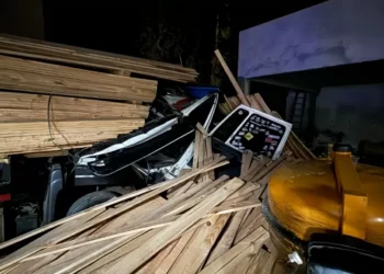 Monte de areia salva motorista de 36 anos após caminhão perder o freio em Timbó