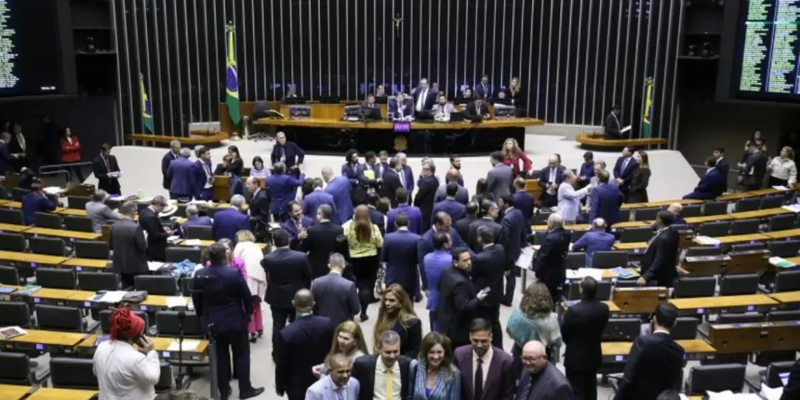 Câmara aprova aumento para até 30 anos para crimes contra profissionais da saúde e educação