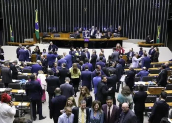 Câmara aprova aumento para até 30 anos para crimes contra profissionais da saúde e educação