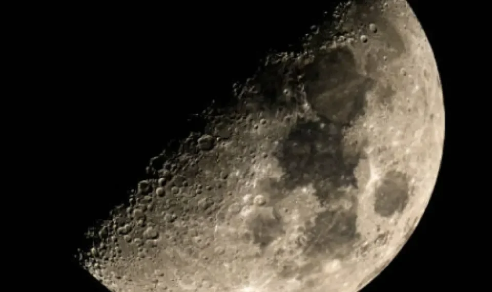 Luna de Flores 2025: rituales para atraer amor, renovación y armonía con su energía