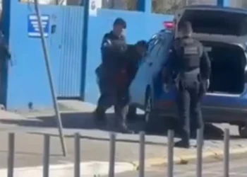 Homem com 45 passagens policiais e em surto psicótico invade escola em SC