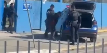 Homem com 45 passagens policiais e em surto psicótico invade escola em SC