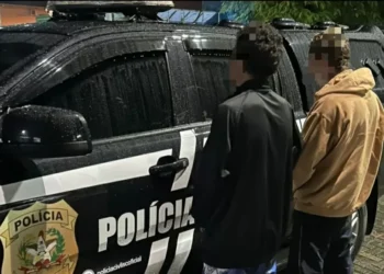 Dupla é presa por suspeita de envolvimento em série de assaltos em Ilhota