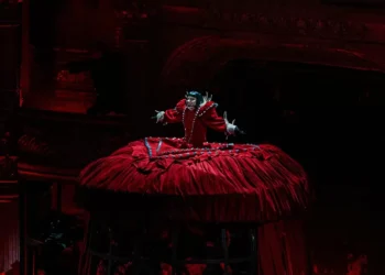 Lady Gaga emociona mais de 2 milhões de fãs em show histórico em Copacabana