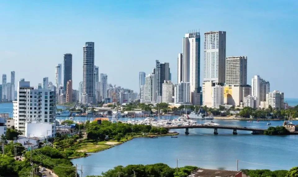 ¿Cuál debería ser la capital de Bolívar si no fuera Cartagena, según la IA?