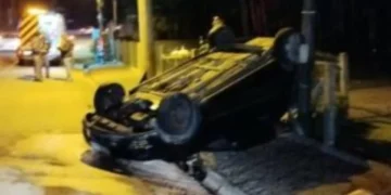 Carro capota após desviar de obstáculo entre Pomerode e Blumenau; duas mulheres ficam feridas