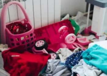 Criança de 4 anos e bebê de 7 meses são encontrados sozinhos dentro de apartamento em SC