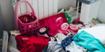 Criança de 4 anos e bebê de 7 meses são encontrados sozinhos dentro de apartamento em SC