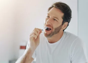 El error (muy común) que todos estaríamos cometiendo después de cepillarnos los dientes