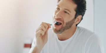 El error (muy común) que todos estaríamos cometiendo después de cepillarnos los dientes