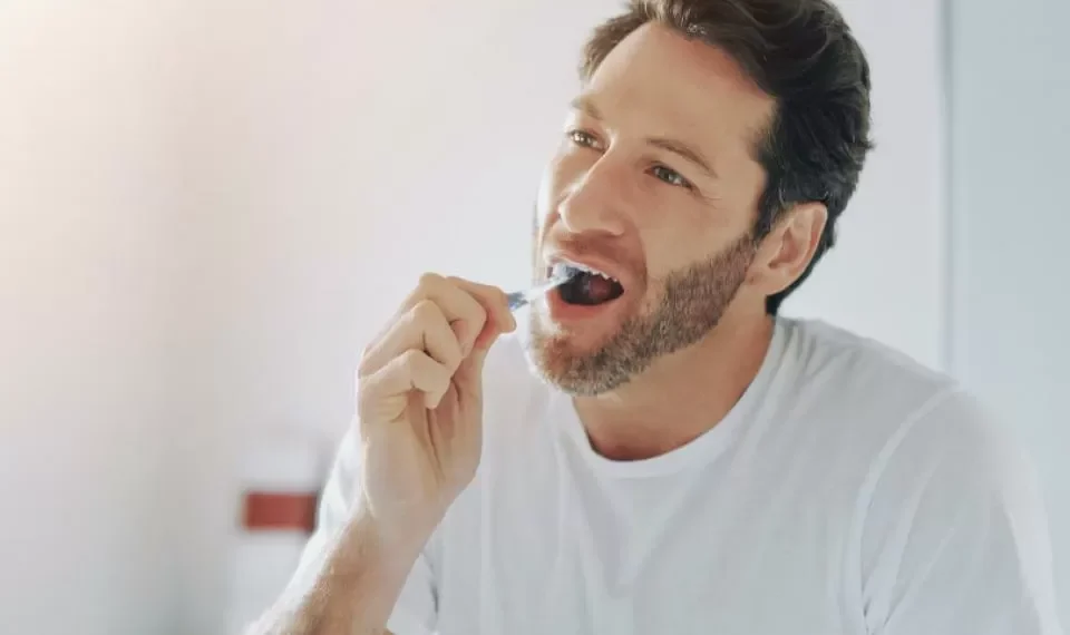 El error (muy común) que todos estaríamos cometiendo después de cepillarnos los dientes