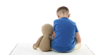 Menino com TEA denuncia madrasta por esfregar seu rosto em fezes e recebe proteção da Justiça