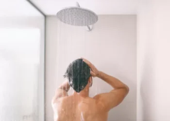 Bañarse de día o de noche: cuál es la opción más recomendable y por qué