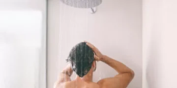 Bañarse de día o de noche: cuál es la opción más recomendable y por qué