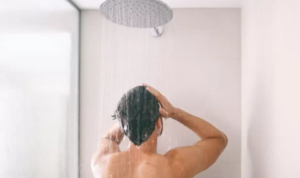 Bañarse de día o de noche: cuál es la opción más recomendable y por qué