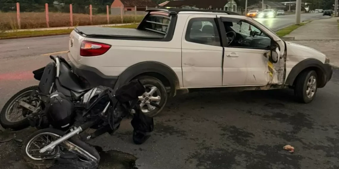 Acidente entre carro e moto deixa motociclista em estado crítico em Pomerode