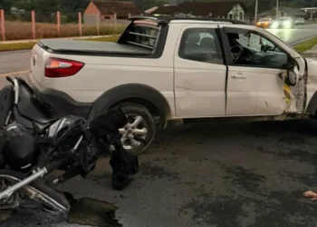 Acidente entre carro e moto deixa motociclista em estado crítico em Pomerode