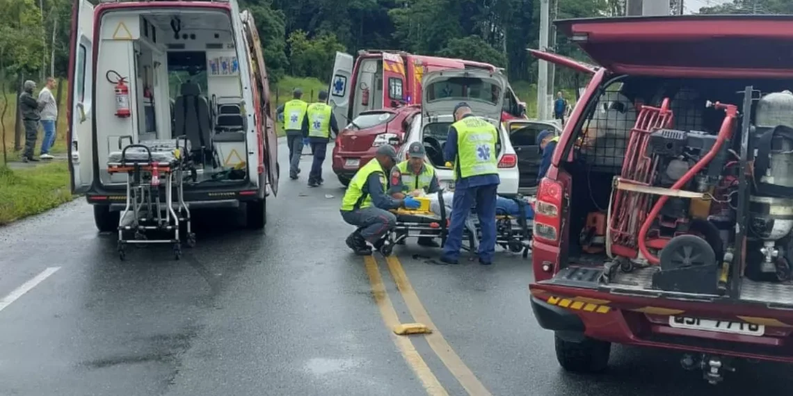Colisão entre carros deixa 2 feridos em Blumenau