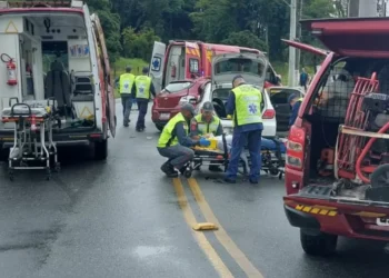 Colisão entre carros deixa 2 feridos em Blumenau