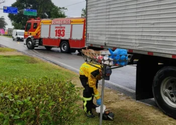 Idoso fica gravemente ferido em colisão entre caminhão e bicicleta em Gaspar