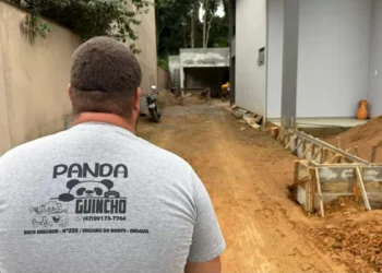 “Pedi a Deus para não machucar ninguém”, diz motorista de caminhão que perdeu freio e invadiu casa em Timbó