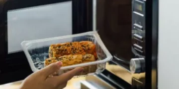 Si usa el microondas, este es el elemento que jamás debería meter en él