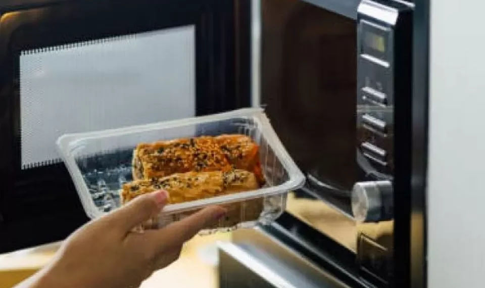 Si usa el microondas, este es el elemento que jamás debería meter en él