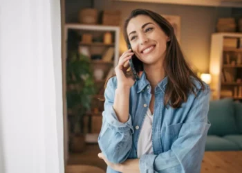 ¿Por qué en Colombia se dice ‘aló’ al contestar el teléfono? Esto dice la IA