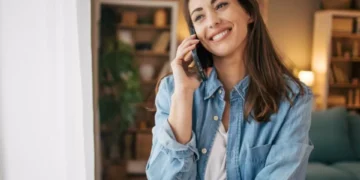 ¿Por qué en Colombia se dice ‘aló’ al contestar el teléfono? Esto dice la IA