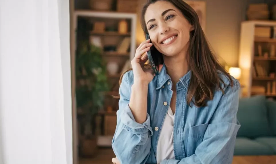 ¿Por qué en Colombia se dice ‘aló’ al contestar el teléfono? Esto dice la IA