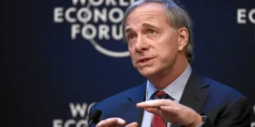 Decisão da Moody’s sobre EUA é o de menos, diz Ray Dalio: “Risco da dívida é maior”