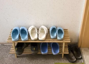 Quitarse los zapatos antes de entrar a casa es mejor para la salud de lo que se cree