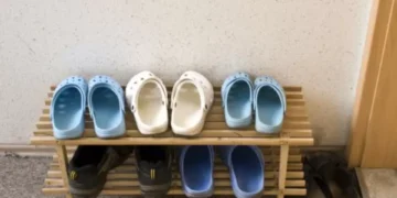 Quitarse los zapatos antes de entrar a casa es mejor para la salud de lo que se cree