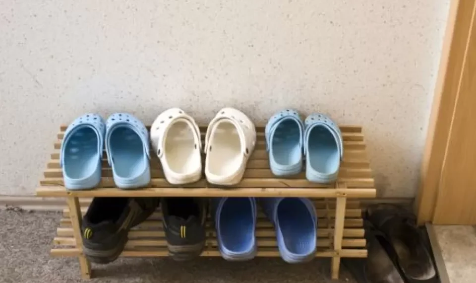 Quitarse los zapatos antes de entrar a casa es mejor para la salud de lo que se cree
