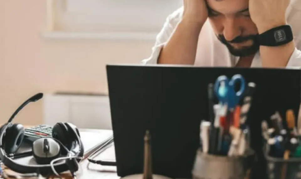 Trabajar en exceso podría cambiar la estructura del cerebro, según estudio