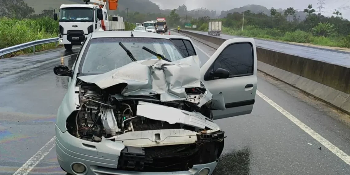 Motorista fica ferido após colisão entre carro e caminhão na BR-470, em Gaspar