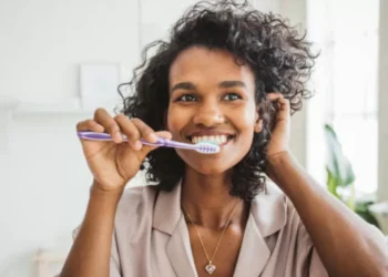 Por qué cepillarse los dientes podría ayudar a cuidar su salud cardiovascular