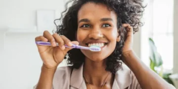 Por qué cepillarse los dientes podría ayudar a cuidar su salud cardiovascular