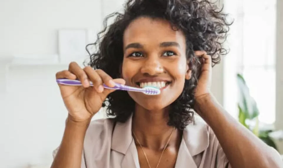 Por qué cepillarse los dientes podría ayudar a cuidar su salud cardiovascular